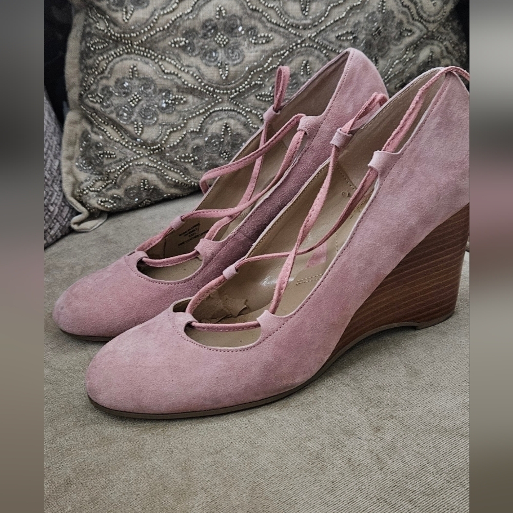 πAdrienne Vittadini Pink Suede Ballet Style Wedge Heels Size 8.5π - Picture 2 of 6